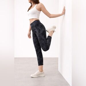 NWT Danskin yoga pants gray marble print leggings. High wasted size Medium.